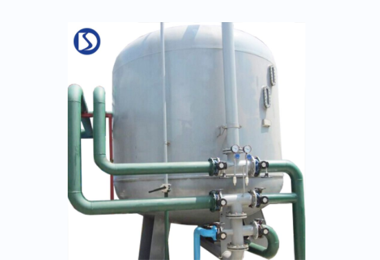 ¿Cuál es el principio de funcionamiento y la aplicación del filtro de carbón activo en el tratamiento de agua?